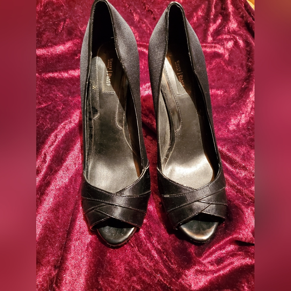 White House Black Market 9M Black Pump